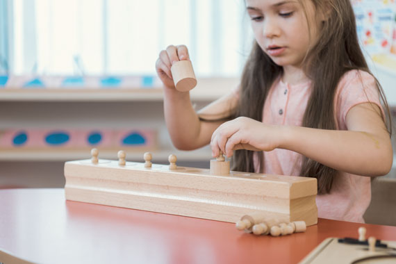 Montessori-Material im kleinen Lernatelier in Straßlach